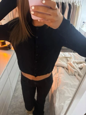 svart kofta - svart kofta med en kroppad passform. som ny!!!