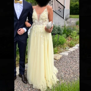 Gul balklänning - Säljer nu min superfina balklänning som jag hade på balen i somras. Den är köpt på en outlet i Göteborg för 5000kr och har därefter vart hos skrädderska och sytt in den till en cirka storlek 36/S. 🤌🏻🩷 Skriv gärna om du har någon fråga eller önskar mer bilder. 
