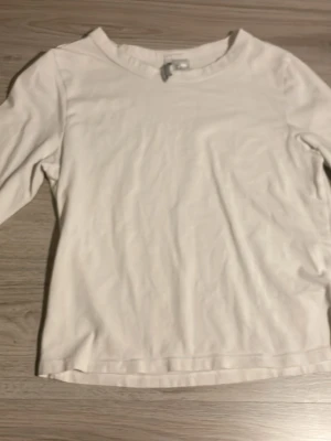 Vit långärmad topp från H&M Divided - Vit enkel långärmad topp från H&M Divided. 