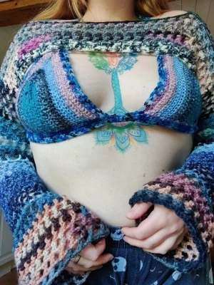 Virkad färgglad bolero och bralette - Unik virkad set i flera färger som blå, rosa och beige. Toppen har trekantsformade kupor och knytband i ryggen och nacken. Perfekt för dig som vill sticka ut med en bohemisk och färgglad stil. Croppad modell som passar till festival eller sommarhäng.