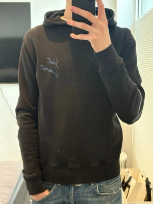 Saint Laurent hoodie - Väldigt bra skick, inga tydliga tecken på användning. Tagit ut snörerna men de tillkommer. Äkta naturligtvis. Pris går att diskutera vid snabb affär.