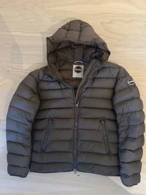 Colmar jacka - Säljer denna sjukt snygga colmar jackan som är perfekt nu inför våren som är här. Storlek 46 vilket motsvarar S-M. Passar dig om du är 165-178 cm lång. Färgen är brun/beige. Hör av dig vid minsta lilla fundering! 