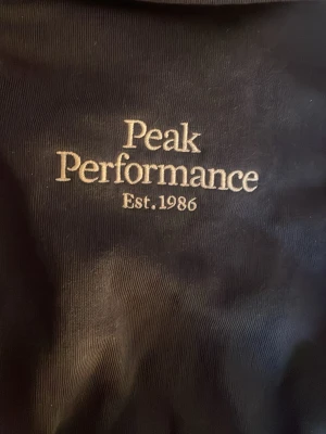 Marinblå peak performance  - Säljer nu min marinblåa peak performance zip hoodie då den aldrig kommer till användning längre. Super skön 💗