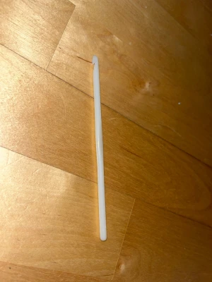 Virkkuukoukku 5mm - Valkoinen muovinen virkkuukoukku. Koko 5mm. Eläintalous MMM Katsothan myös muut ilmoitukseni Tarjoa 