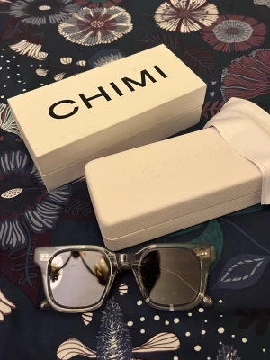 Solglasögon CHIMI - CHIMI 04 solglasögon i grå, normala storleken. Nypris 1200 och är sparsamt används och därmed i jättefint skick. Skriv gärna vid frågor eller funderingar !