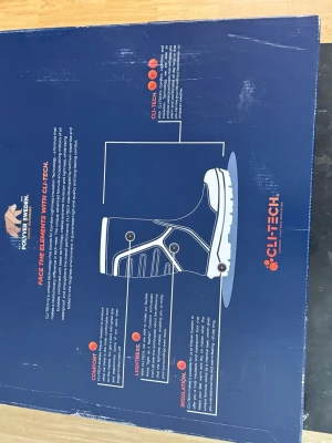 Svarta vinterstövlar från Cli-Tech - Säljer ett par svarta vinterstövlar från Cli-Tech med grov sula för extra grepp. Stövlarna är tillverkade i ett slitstarkt och lätt material som ger bra isolering mot kyla. Snygg design med vita detaljer och hög komfort, perfekta för kalla dagar.