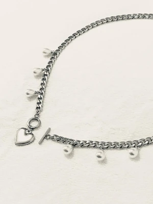 Silverfärgat halsband med pärlor och hjärta - Säljer ett jätte fint halsband som är helt oanvänt för det perfekta priset någonsin, bättre hittar du inte!😍😍