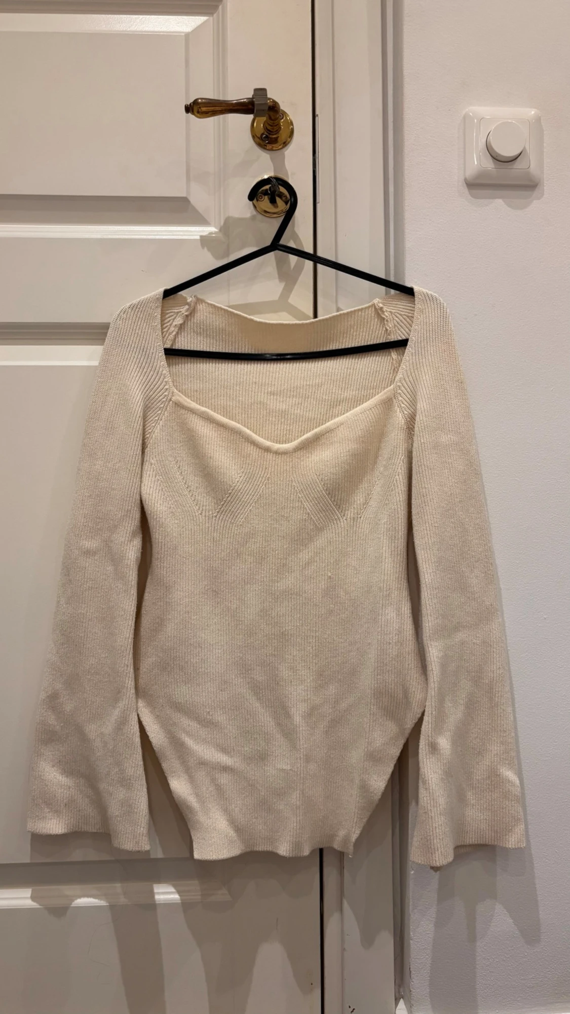 Beige stickad tröja med fyrkantig ringning