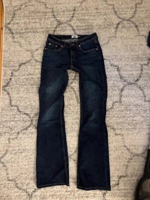 Mörkblå bootcut jeans - Säljer dessa populära lågmidjade bootcut jeans! Super fint skick och mycket sparsamt använda! Formar sig jättefint på kroppen 💕Nypris 400kr