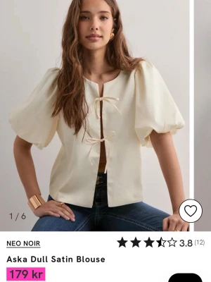 SÖKER! - Söker denna blus från neo noir, ”aska dull satin blouse” i färgen vit, storlek S eller M!