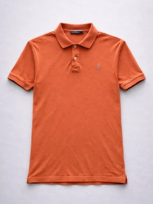 Morris Polo Shirt – Classic Orange – L - Klassisk Morris polo shirt i orange färg med den broderade loggan på bröstet.  En stilren piké som passar perfekt till en casual eller preppy outfit.  Detaljer: • Morris • Storlek L • Bra skick • Klassisk polokrage med knappar • Broderad logga på bröstet • Orange färg  Perfekt till jeans, chinos eller shorts.  📦 Skickas snabbt 💬 Hör gärna av dig vid frågor  ⚠️ Eventuella defekter Se sista bilden - inget som syns om man kör instoppat