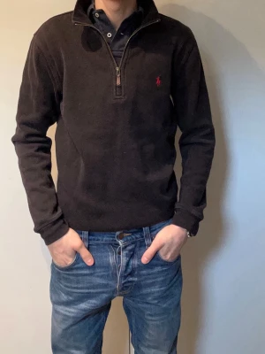 Polo Ralph Lauren Half-Zip - | Polo Ralph Lauren | Half-Zip | Small | Röd Logga | 549kr | Svart | Mycket Bra Skick |   Skickar inom 24h📦  Kontakta vid minsta fråga eller fundering🤩