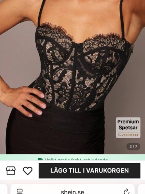 Svart kort klänning med smala axelband - En stilren svart klänning från Shein med smala axelband och figurnära passform. Perfekt för dig som gillar minimalistisk och trendig stil. Klänningen har en enkel design som gör den lätt att matcha med accessoarer.