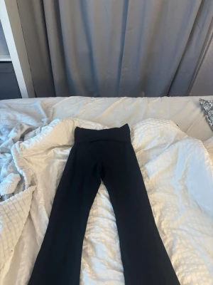 Svarta yogapants - Säljer ett par svarta yogapants, dom är stretchiga och i ett nytt skick💞