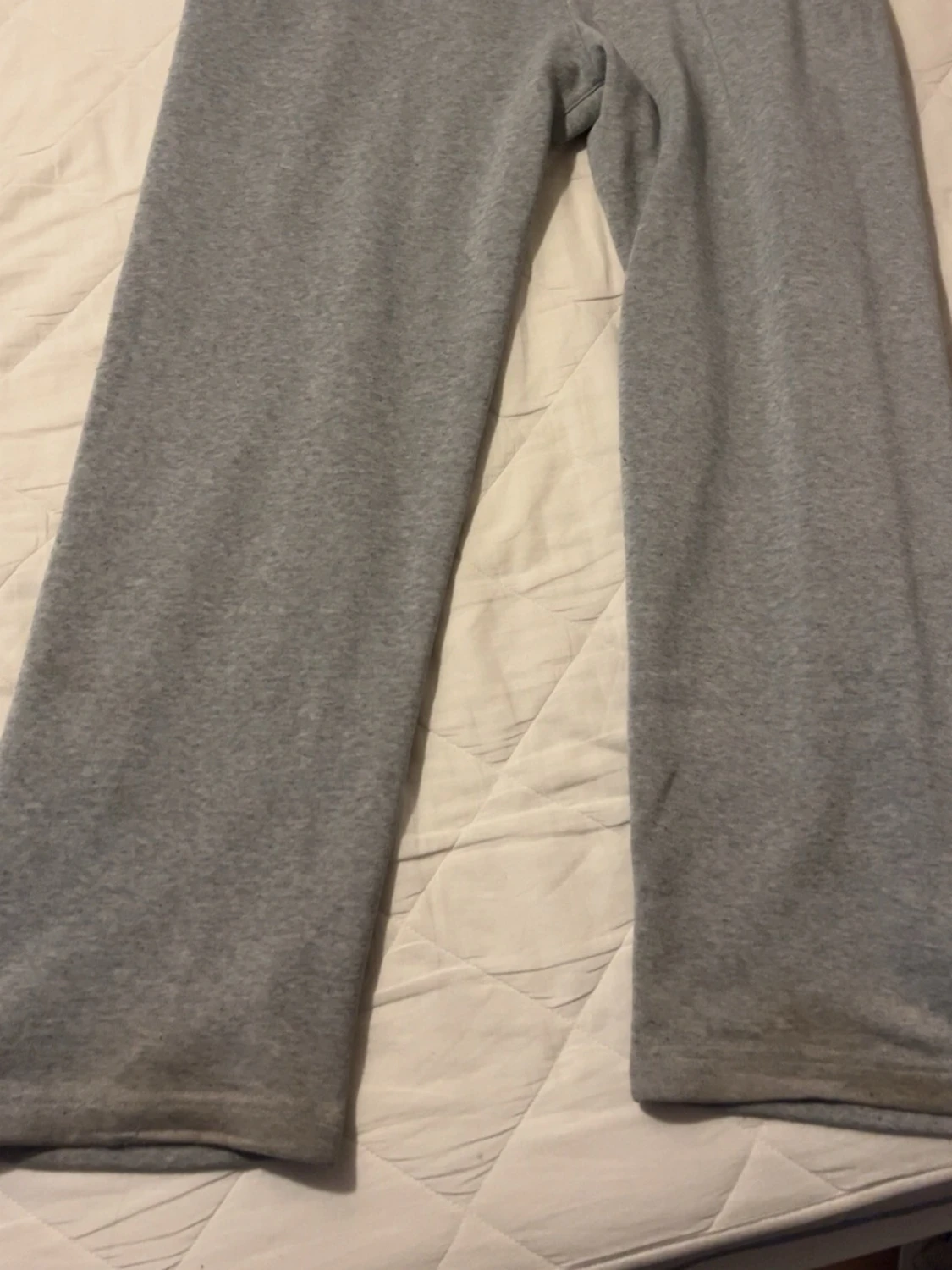 Gråa mjukisbyxor med raka ben - 1