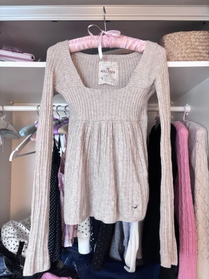 Hollister babydoll tröja - Rare hollister babydoll tröja i stl S, lite stor på mig som har xs så skulle säga att den är true to size. Bra skick för att vara vintage, bara lite urtvättad. 