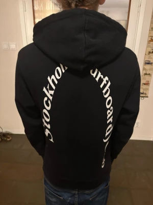 Stockholm Surfboard Club hoodie  - Säljer min Stockholm Surfboard Club hoodie. Väldigt unik hoodie om man gillar att sticka ut! Storlek XS men sitter mer som S. Nypris ligger på ca 3 000, mitt pris 1349 🤯   Tveka inte på att höra av dig om du har funderingar!  // Victor 🤪😁
