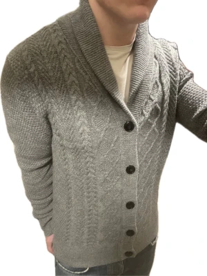 Grå stickad cardigan - Otroligt snygg grå stickad cardigan med mönster från Zara. Passar perfekt till kallare väder. Modellen är 180cm, 75kg. Priset kan såklart diskuteras!