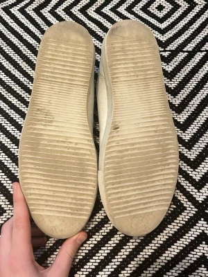 Vita Axel Arigsto - Säljer mina vita Axel arigato pga att de är för små, allmänt bra skicka och lyfter upp din outfit till 100%