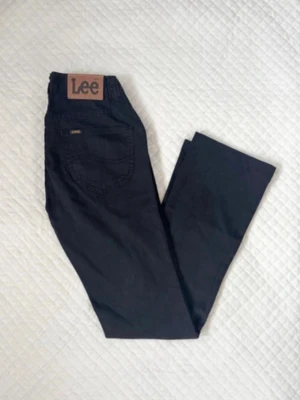 Svarta Lee jeans med rak passform - Snygga svarta jeans från Lee med klassisk rak passform och femficksmodell. Jeansen har hög midja och är tillverkade i ett slitstarkt bomullsmaterial. Perfekta för dig som gillar en tidlös och clean look.