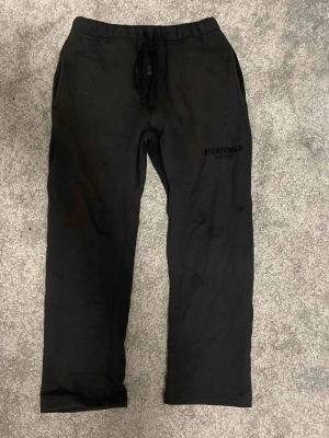 Fear of god relaxed sweatpants  - Ett fina svarta relaxed essentials sweatpants från fear of god. Storlek är xs ”oversize”.  Det finns liten fläck på byxorna men som är nästan genomskinlig