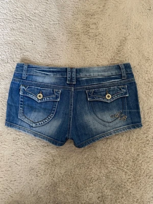 Lågmidjade jeansshorts  - Lågmidjade jeansshorts, midjemåttet är 41cm! 