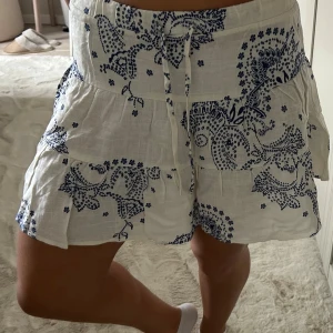 Mönstrad Mini Kjol - Sååå fin minikjol i blått mönster. Kjolen är i linne material och helt ny! Endast testad🤍🤍