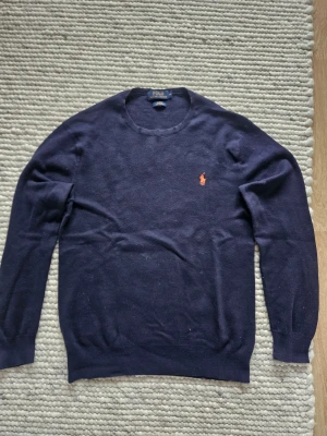 Ralph lauren Tröja - Tja säljer denna Ralph lauren tröja i storlek M // passform är Slimfit // Hör av er vid funderingar! // Fraktar så snabbt som möjligt // Priset är inte hugget i sten!!💸