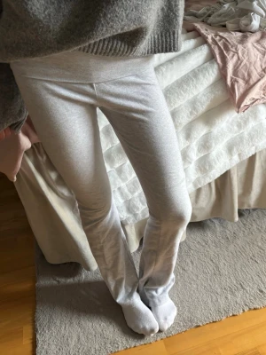 Yogapants  - Supersköna ljusgrå yogapants från Brandy Melville.
