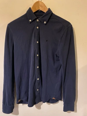 Morris skjorta - Mörkblå Morris skjorta i storlek S. Den är i ett lite tjockare mateial vilket gör den en extremt skön skjorta till våren/sommarn