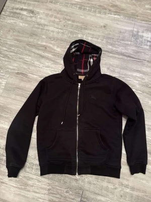 Burberry kofta  - Jötte skygg burberry kofta som är perfekt nu när det börjar bli lite varmare. Den är lite använd men allt är perfekt. Pris kan diskutera