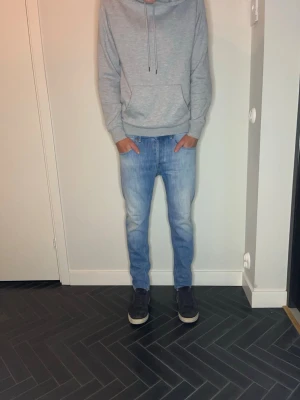 Dondup - Dondup jeans i fint skick! W29 Midje bredd: 38cm, längd: 91cm. Pris kan diskuteras! Kontakta vid frågor och funderingar! 