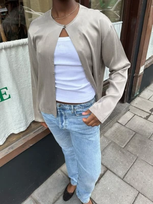  Djerf Avenue – Dream Cardigan “Rain” - Säljer min Dream Cardigan från Djerf Avenue i färgen Rain (ljusgrå).  	•	Färg: Rain (ljusgrå) 	•	Modell: Dream Cardigan   	•	Knäppning upptill  	•	Originalpris: ca 1 300 kr 