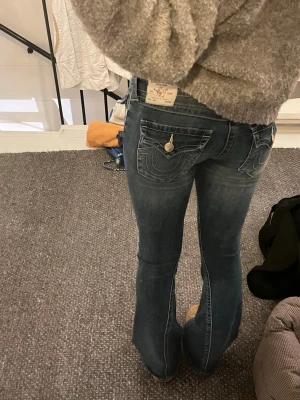 True Religion bootcut jeans blå joey - Joey low waist flair true riz i storlek 26, bara använda ett par gånger men det syns inte alls, är villig att diskuter pris