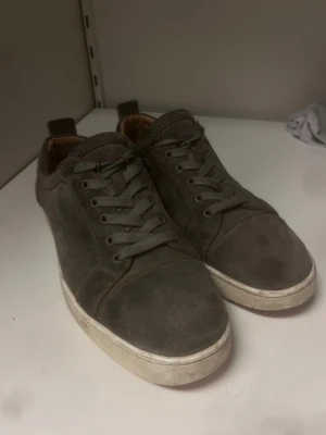 Christian Louboutin - Tja, säljer dessa feta loubs skick 7/10 har ongen låda eller dustbag därför säljs dom till väldigt bra pris. Bara att höra av sig vid frågor och funderingar!