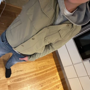 Unik Overshirt Massimo Dutti - Svin fet overshirt från Massimo Dutti, skick 9/10. Är 176 på bilden, passar dig som är 170-180. Hör av dig om du har frågor