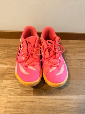 Puma basketskor ”all-pro nitro” - Säljer ett par puma all-pro nitro basketskor! Har endast använt dessa ett tiotal gånger och de är väldigt bekväma, bara för stora för mig! De har bra grepp, men sitter lite stort i storleken. Storlek 46, köpte dessa för 1499kr! Säljer dessa nu för 800kr, men pris kan diskuteras! Skriv vid funderingar:)! Inga låda finns tyvärr.