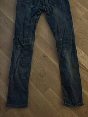 Nudie jeans - Snygga mörkblåa nudie jeans i storlek W29/L32
