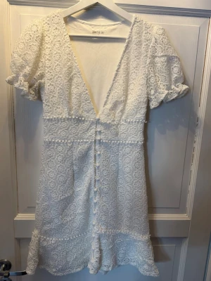 Vit studentklänning - Aldrig använd från kiss the sky. Köptes inför studenten men en annan klänning valdes. Någon ”boll” i broderiet har gått upp lite men ingenting som syns när klänningen är på. 