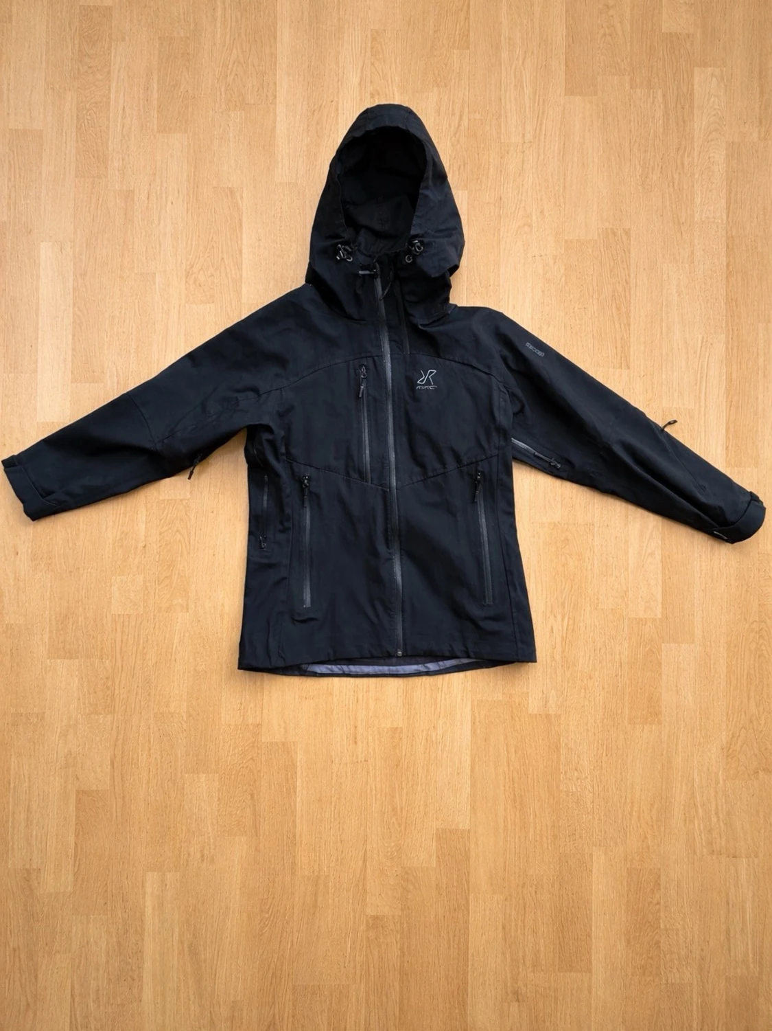 Svart regnjacka från revolutionrace 