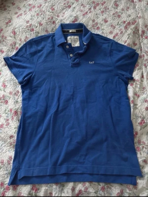 blå vintage abercrombie & fitch polo - abercrombie & fitch pike, passar som storlek L men är storlek XL. kom gärna med prisförslag!