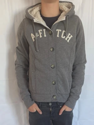 Abercrombie and fitch hoodie, xs - Märke: Hollister Storlek: S, men passar xs nu Skick: mycket bra. Snygg hoodie från Abercrombie Bra skick och redo att användas. Skickas snabbt 📦 