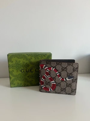 Mäns plånbok i apricot färg med orm bild - Super snygg plånbok med flera fack för både kort och kontant. Skriv om du har några frågor! 😊