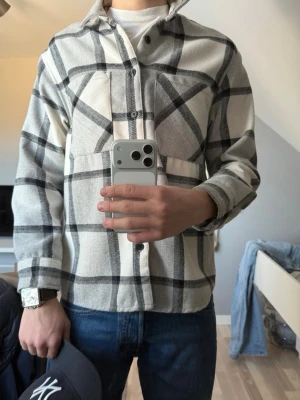 Stickad overshirt - En grårutig stickad overshirt ifrån Zara. Köpt på ungdomsavdelningen för ca 450kr för några år sedan,  men aldrig använd. Står storlek 13-14, men sitter som en vuxen xs/s. För referens är jag 178 cm. Skriv vid fler frågor! 😁