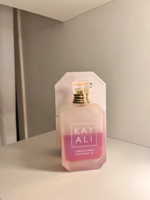 Kayali parfym - Kayali Vanilla Candy Rock Sugar 42 är en parfym,  Doften är söt och gourmand med inslag av vanilj och sockrig karaktär. 50 ml kvar. 