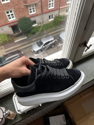 Svarta sneakers från Alexander McQueen - Säljer ett par svarta Alexander McQueen sneakers, sparsamt använda nästan nyskick, kvitto,box och dustbag följer med, bara att höra av sig vid funderingar eller fler bilder. Obs skorna är storlek 38 men sitter som 40 då Alexander maqueen är stora i storlek 