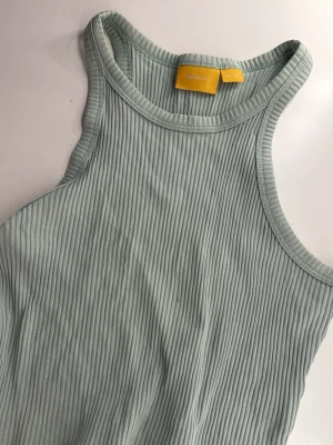 3 räfflade linnen - Säljer 3 linnen. Det svarta linnet och det mintgröna är från gina tricot i storlek 146-152 och det rosa linnet är från Zara och är i storlek 164. Om man vill köpa ett linne så kostar det 30kr, 2 styckna för 59kr och alla för 80kr.