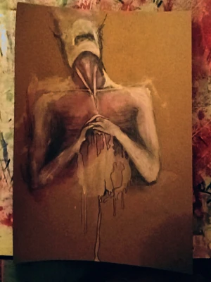 Surrealistisk målning på brun papp - Unik surrealistisk målning på brun papp med motiv av en abstrakt mänsklig figur med utdragen hals och smältande kropp. Färgerna går i dova toner av beige, rosa, vitt och brunt. Verket har en rå och konstnärlig känsla, perfekt för dig som gillar alternativ konst.