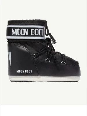 Svarta Moon Boot Classic boots - Moon Boot Classic i svart med vit logga och snörning framtill. Är i mycket fint skick! Storlek 36-38