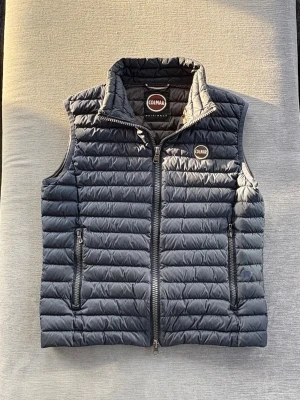 Colmar Väst | 46 - Colmar Väst | Storlek: 46 (S)   | Nypris: ca 2800kr | Färg: Marinblå | ActiveResell